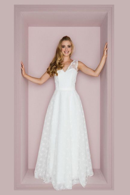 Haare,Lächeln,Hand,Oberbekleidung,Hochzeitskleid,Einteiler,Kleid,Bein,Braut,Brautkleidung,