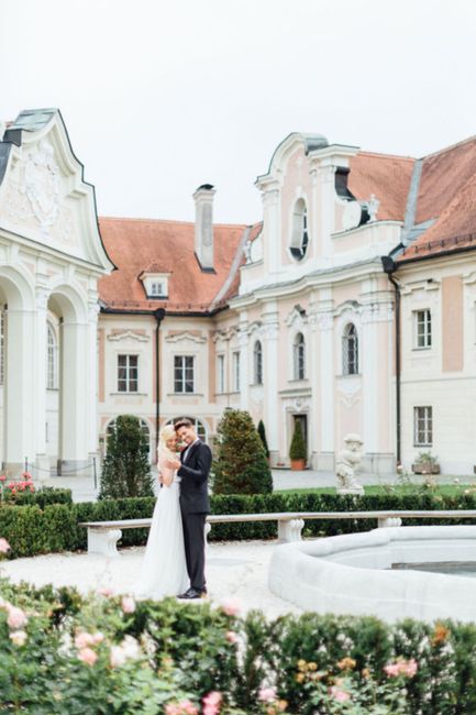 Pflanze, Fenster, Gebäude, Grundstück, Himmel, Hochzeitskleid, Kleid, Braut, Haus, Geste,