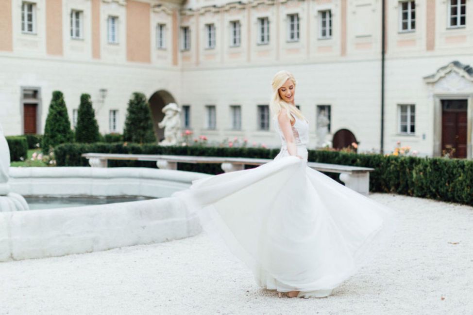 Fenster, Pflanze, Hochzeitskleid, Kleid, Braut, Gebäude, Blitzlichtfotografie, Brautkleidung, Brautschleier, Brautpartykleid,