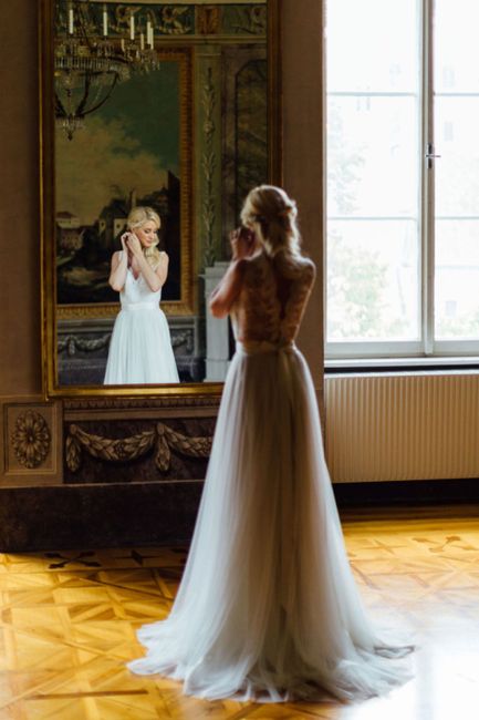 Frisur,Hochzeitskleid,Schulter,Kleid,Braut,Mode,Brautkleidung,Fenster,Blitzlichtfotografie,Brautpartykleid,