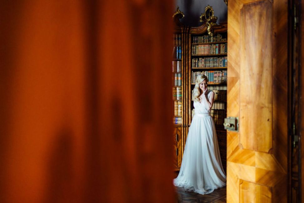Hochzeitskleid, Fenster, Kleid, Tür, Blitzlichtfotografie, Holz, Regal, Brautpartykleid, Bücherregal, Brautkleidung,