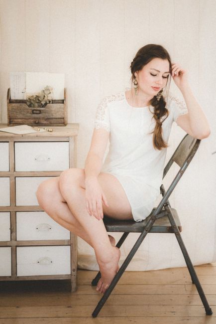 Haar, Gelenk, Haut, Schuh, Schulter, Möbel, Bein, Stuhl, Komfort, Kleid,