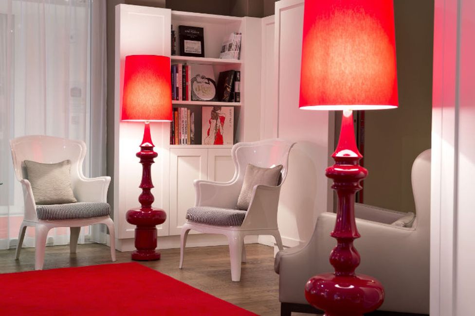 Immobilien,Möbel,Lampe,Orange,Textil,Beleuchtung,Innenarchitektur,Holz,Wohnzimmer,Bilderrahmen,