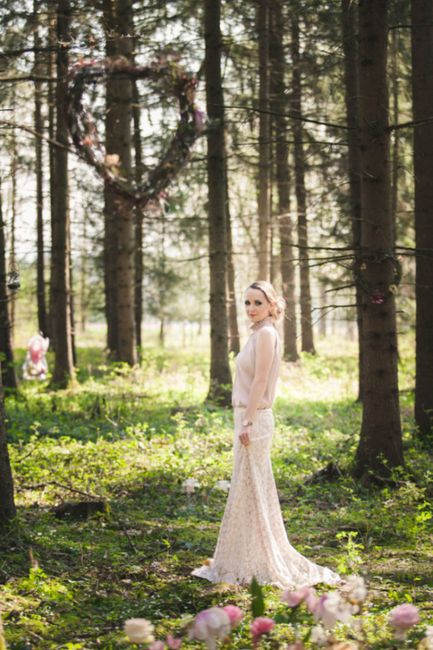 Pflanze,Hochzeitskleid,Braut,Brautkleidung,Grün,Menschen in der Natur,Baum,Natürliche Umgebung,Kleid,Blatt,