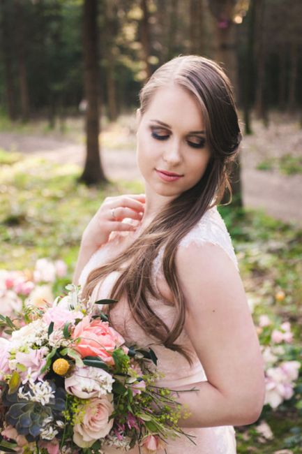 Blume, Pflanze, Menschen in der Natur, Natur, Hochzeitskleid, Blütenblatt, Kleid, Blitzlichtfotografie, Glücklich, Gras,