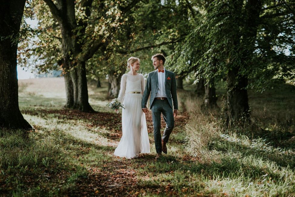 Pflanze, Hochzeitskleid, Lächeln, Braut, Baum, Menschen in der Natur, Mantel, Blitzlichtfotografie, Glücklich, Zweig,