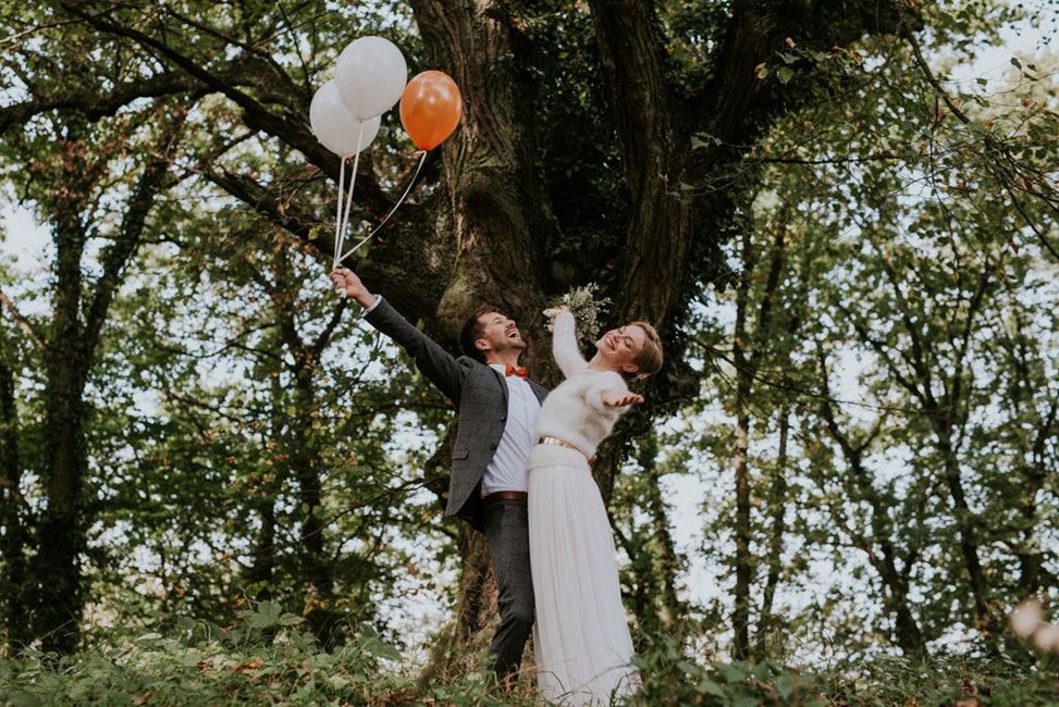 Pflanze, Menschen in der Natur, Baum, Natürliche Umgebung, Kleid, Blitzlichtfotografie, Zweig, Hochzeitskleid, Mantel, Glücklich,