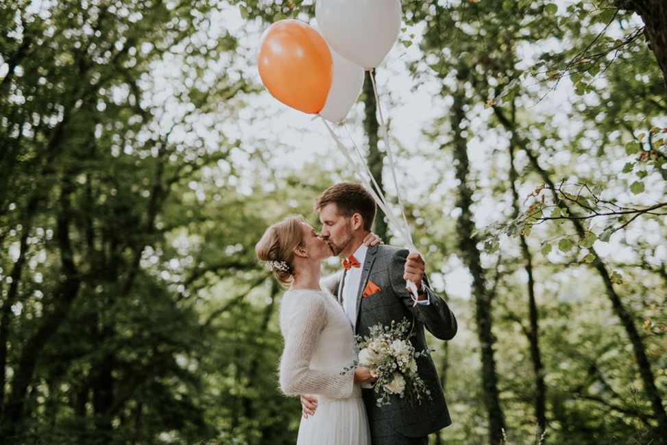 Kleidung,Braut,Gesichtsausdruck,Pflanze,Hochzeitskleid,Menschen in der Natur,Kleid,Baum,Blitzlichtfotografie,Glücklich,