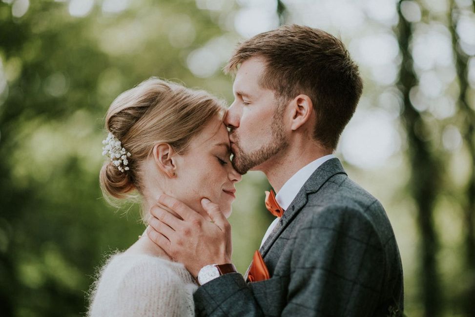 Kleidung,Hand,Auge,Hochzeitskleid,Braut,Menschen in der Natur,Blitzlichtfotografie,Brautkleidung,Glücklich,Geste,