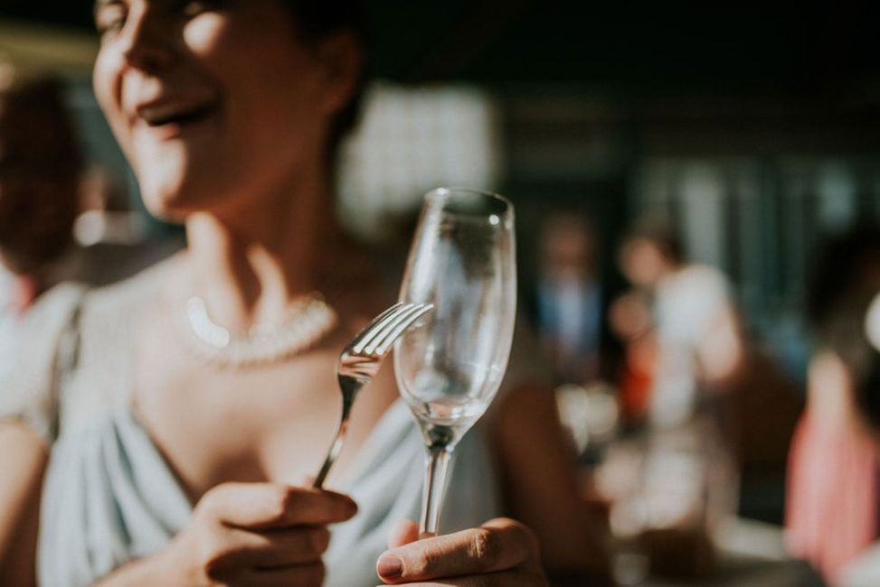 Hand,Tafelgeschirr,Stielgeschirr,Trinkgeschirr,Lächeln,Brille,Geste,Champagner-Stielgeschirr,Weinglas,Drink,