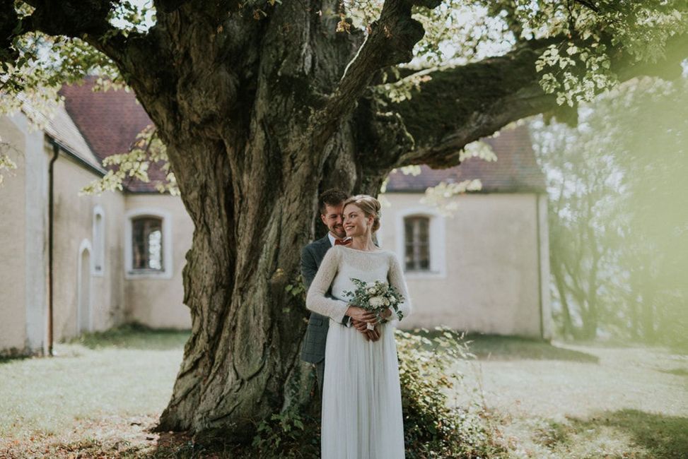 Lächeln, Pflanze, Hochzeitskleid, Fenster, Gebäude, Menschen in der Natur, Kleid, Grün, Blatt, Brautkleidung,