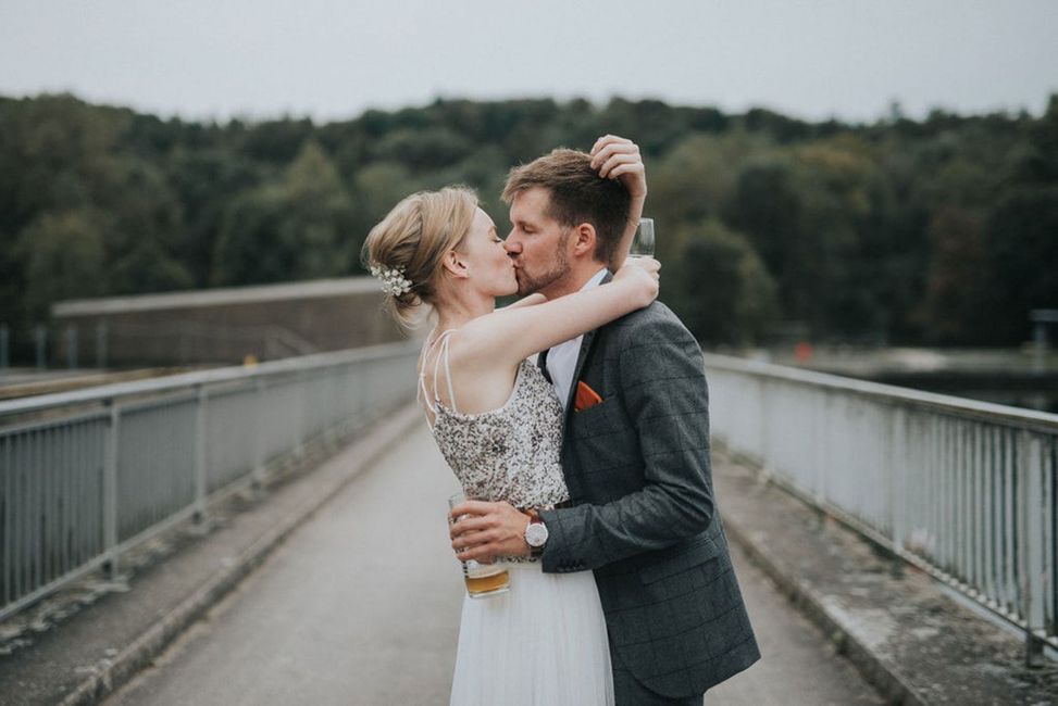 Himmel,Hochzeitskleid,Blitzlichtfotografie,Kleid,Glücklich,Braut,Geste,Grau,Interaktion,Baum,