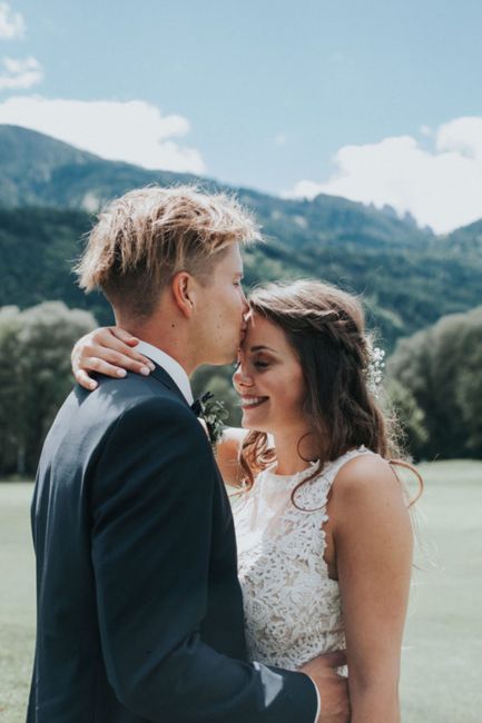 Kleidung, Wolke, Himmel, Lächeln, Gesichtsausdruck, Berg, Menschen in der Natur, Blitzlichtfotografie, Glücklich, Hochzeitskleid,