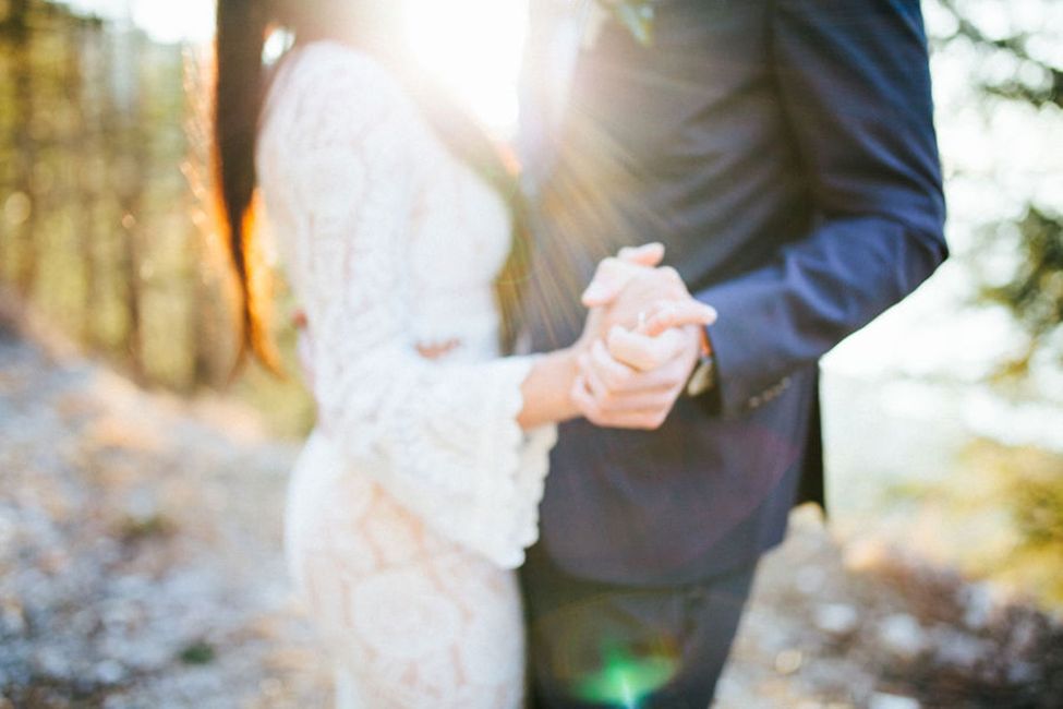 Hand, Kleid, Menschen in der Natur, Blitzlichtfotografie, Hochzeitskleid, Zweig, Brautkleidung, Geste, Finger, Glücklich,