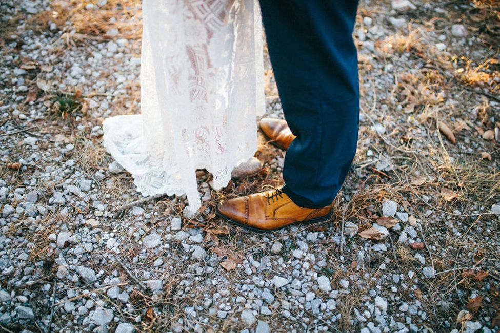 Schuhe,Schuh,Bein,Menschen in der Natur,Straßenbelag,Laub,Asphalt,Holz,Gras,Sneakers,
