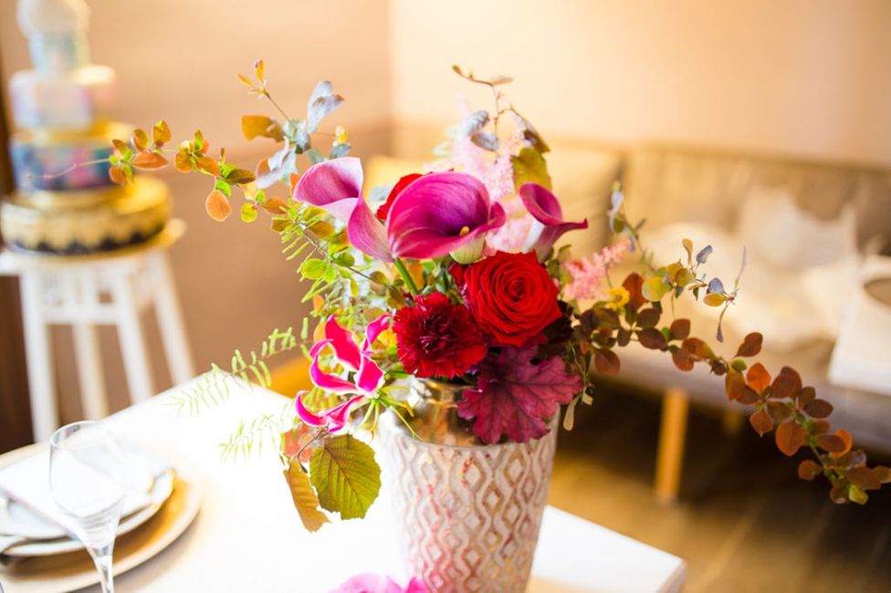 Blume,Pflanze,Geschirr,Trinkgeschirr,Tisch,Blumenblatt,Dekoration,Textil,Geschirr,Beleuchtung,