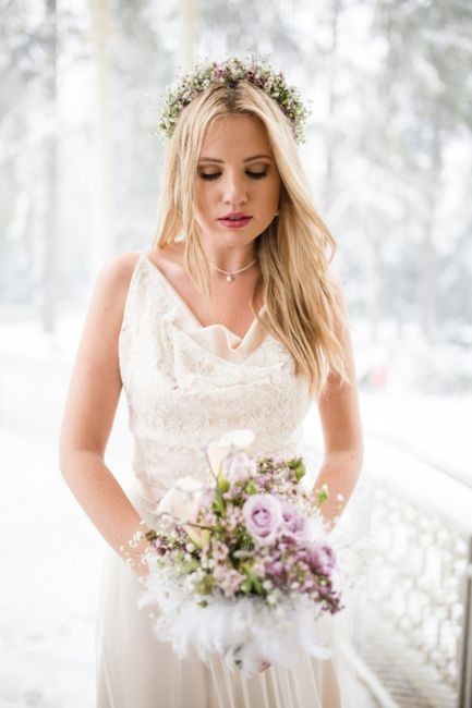 Kleidung,Kopf,Hochzeitskleid,Hand,Blume,Pflanze,Frisur,Braut,Schulter,Weiß,