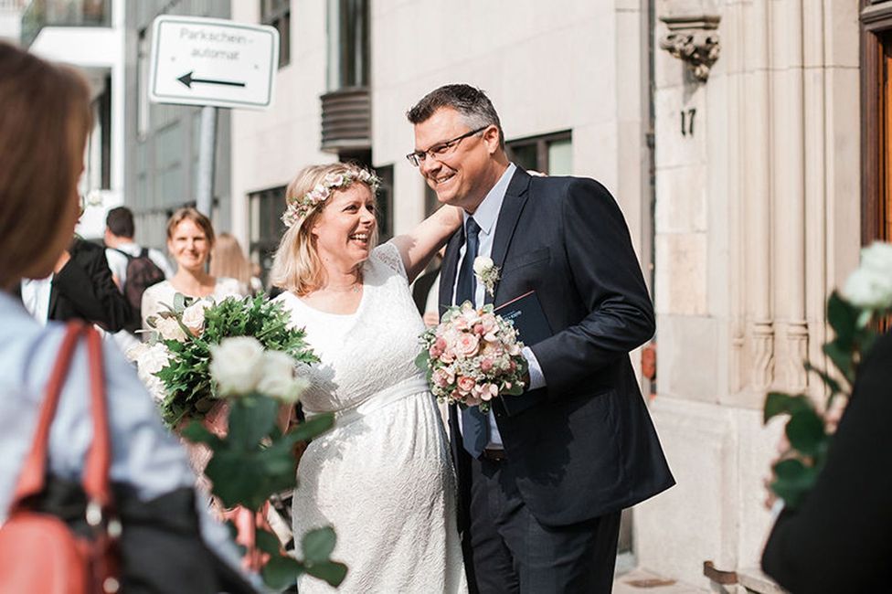 Brille,Lächeln,Hochzeitskleid,Braut,Blume,Brautkleidung,Mensch,Krawatte,Pflanze,Glücklich,