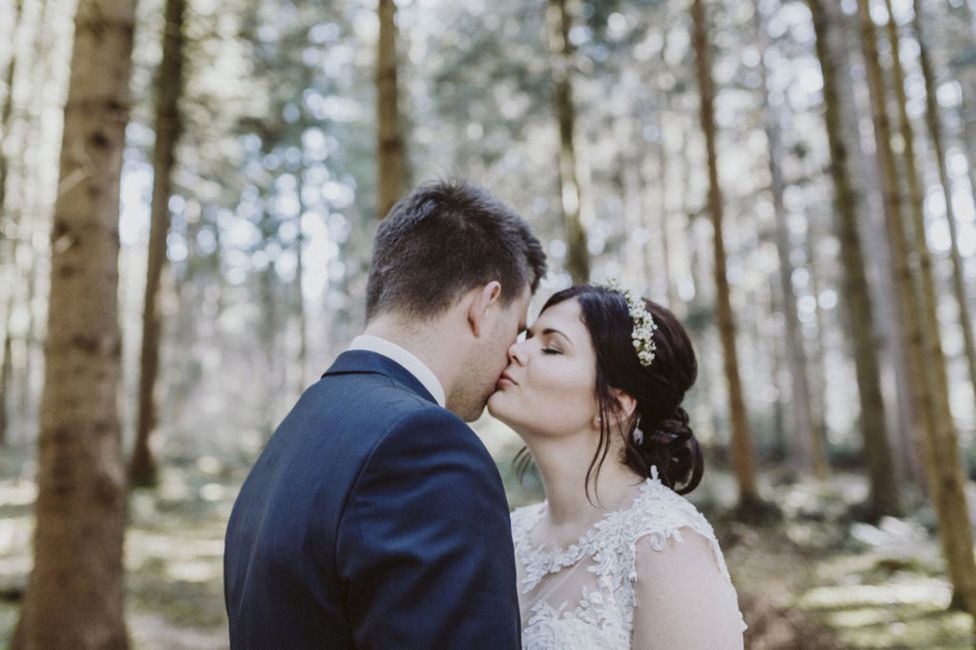 Hochzeitskleid, Braut, Frisur, Foto, Lächeln, Menschen in der Natur, Pflanze, Blitzlichtfotografie, Brautkleidung, Glücklich,