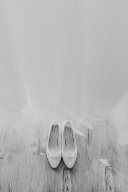 Grau,Holz,Bodenbelag,Landschaft,Menschliches Bein,Monochrome Fotografie,Pantoffel,Monochrom,Schrift,Sportschuh,