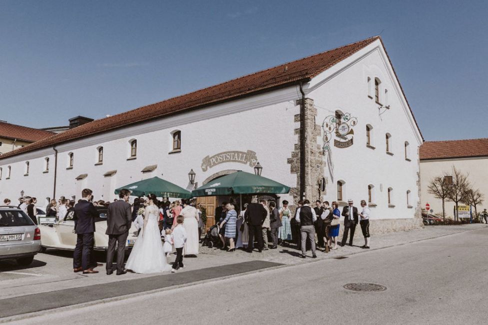 Kleidung, Himmel, Gebäude, Fenster, Fahrzeugkennzeichen, Reifen, Pflanze, Kleid, Haus, Rad,