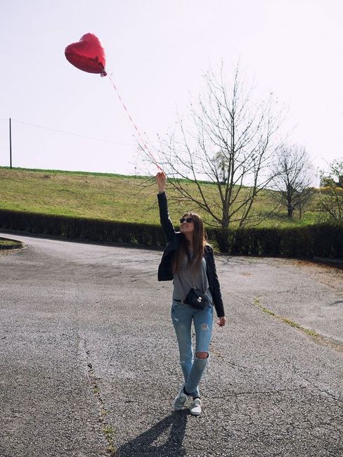 Himmel, Jeans, Pflanze, Menschen in der Natur, Baum, Geste, Ballon, Glücklich, Gras, Straßenoberfläche,