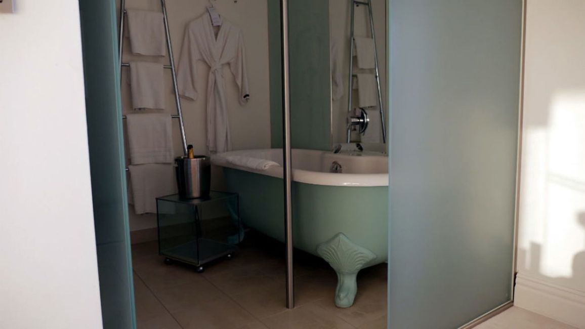 Grundstück,Sanitärarmatur,Armatur,Badezimmer,Waschbecken,Wasserhahn,Flüssigkeit,Innenarchitektur,Boden,Fußboden,
