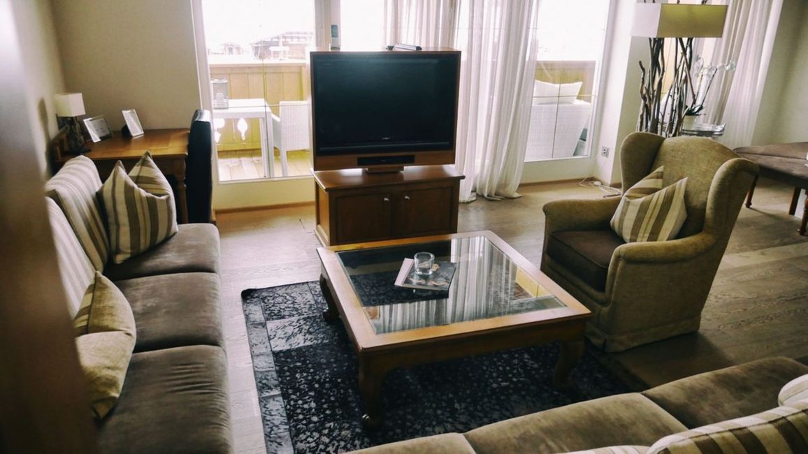Couch,Möbel,Tisch,Komfort,Fernseher,Wohnzimmer,Boden,Fernseher,Lampe,Gebäude,