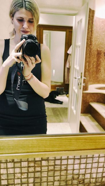 Kleidung,Spiegel,Schulter,Fotograf,Fotograf,Ärmel,Kameraobjektiv,Stehend,Straßenmode,Gelb,