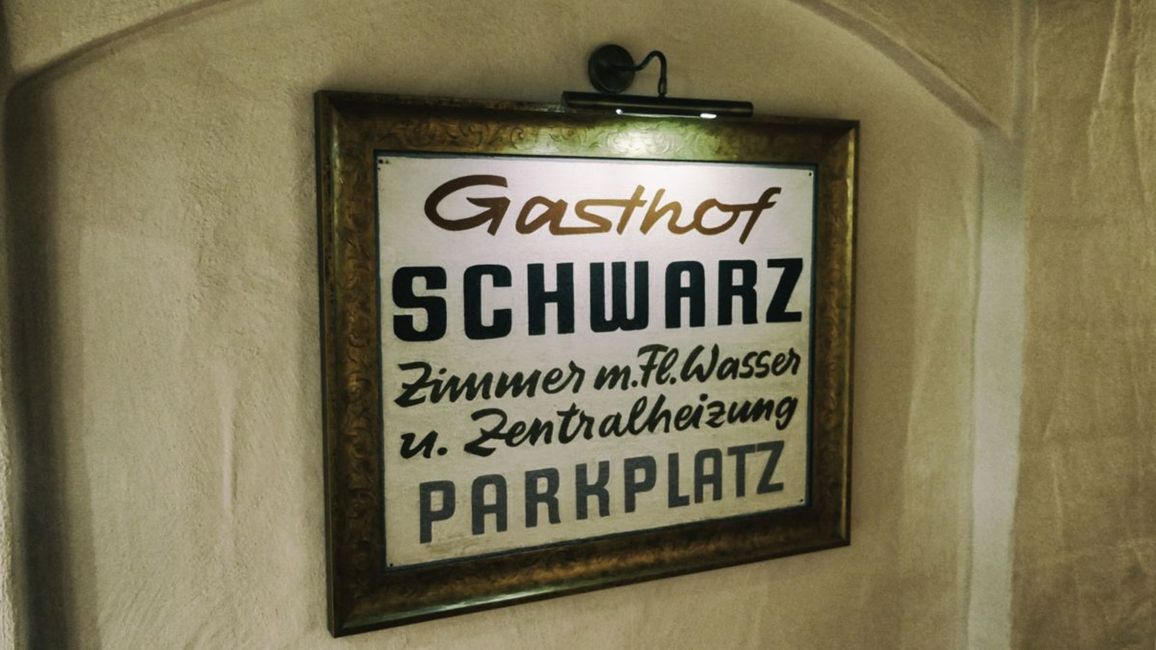 Schrift,Rechteck,Poster,Holz,Beschilderung,Raum,Zeichen,Werbung,Ausstattung,Grafiken,