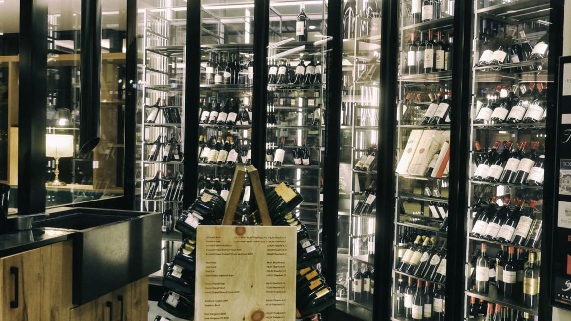 Produkt,Brille,Flasche,Glasflasche,alkoholisches Getränk,Einzelhandel,Regal,Getränk,Regal,Gebäude,