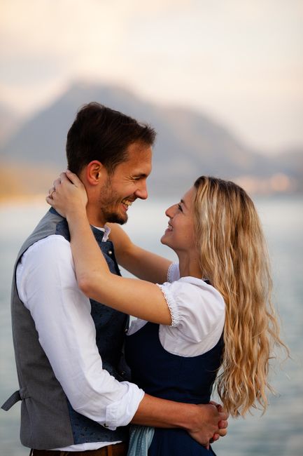 Jeans, Lächeln, Arm, Schulter, Wasser, Menschen in der Natur, Himmel, Blitzlichtfotografie, Hals, glücklich,