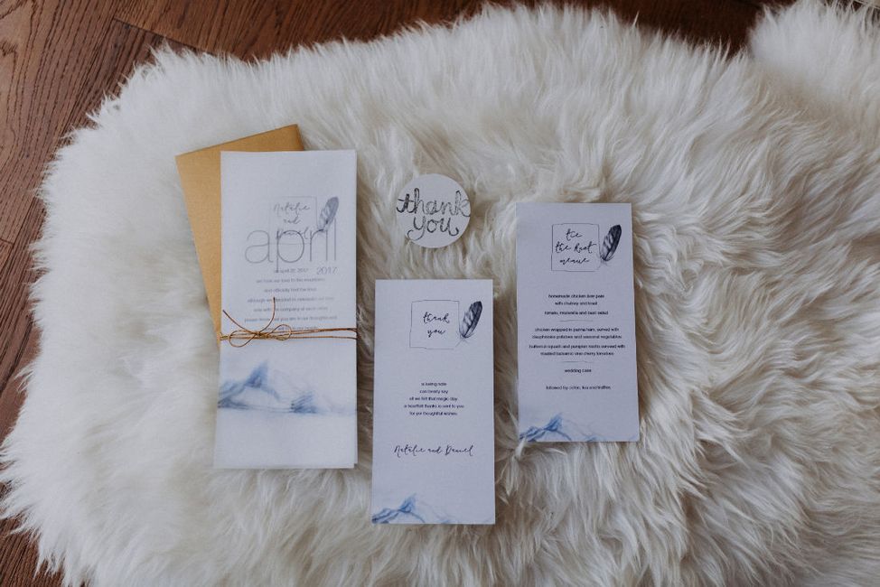 Heiraten in den Bergen, Felldecke und Papeterie in Gold und blau, Mottohochzeit in den Bergen, Berg Papeterie, Einladungskarten Hochzeit, Heiraten in Lienz, Dolomitenhütte, Hüttenshooting, Elopement, Hochzeit in Tirol