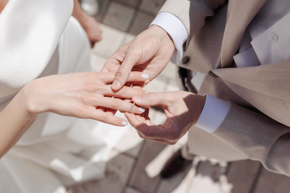 Hand,Hochzeitskleid,Braut,Brautkleidung,Kleid,Finger,Geste,Kleid,Hochzeitszeremonie Versorgung,Hochzeitsring,
