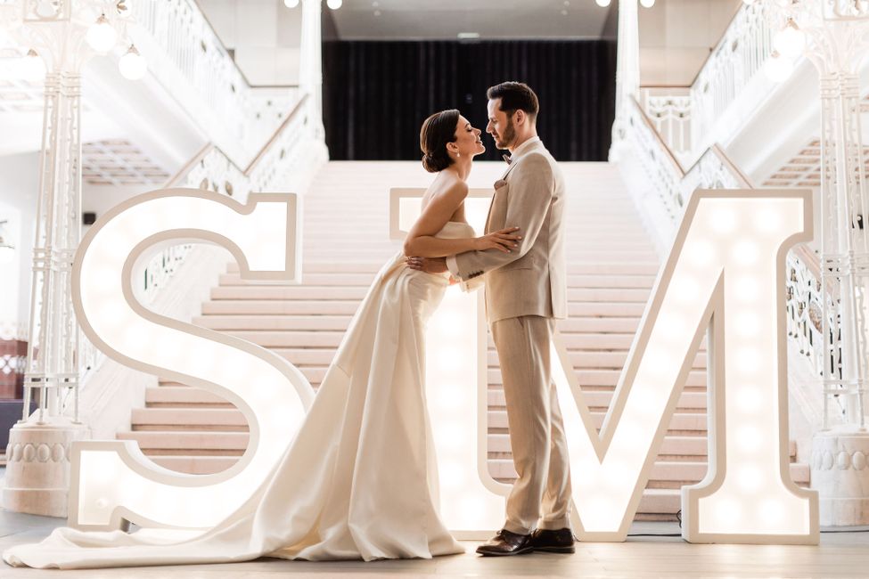 Hochzeitskleid,Braut,Brautkleidung,Flash-Fotografie,Glücklich,Kleid,Brautpartykleid,Geste,Kleid,Anzug,