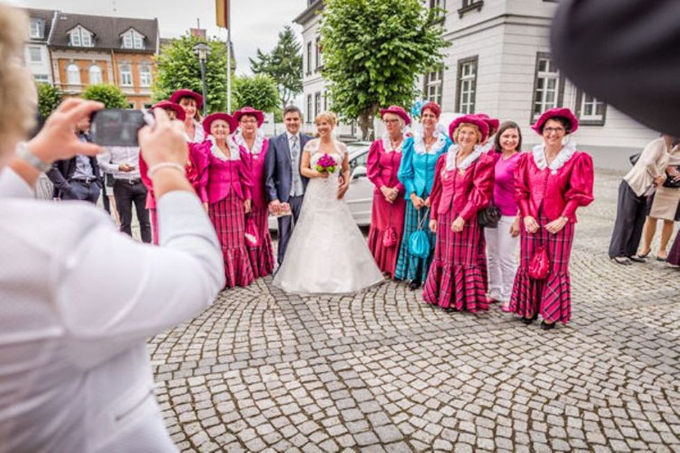 Lächeln,Hochzeitskleid,Braut,Lila,Kleid,Tempel,Glücklich,Brautkleidung,Rosa,Soziale Gruppe,