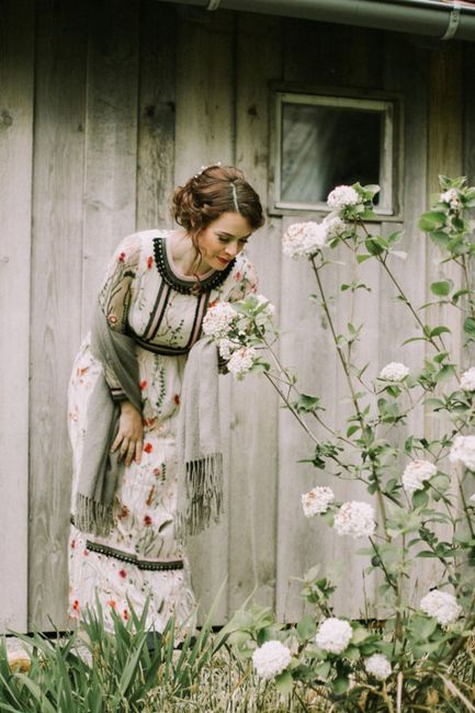 Pflanze, Blume, Menschen in der Natur, Fenster, Kleid, Blütenblatt, Gras, Glücklich, Vintage-Kleidung, Modedesign,