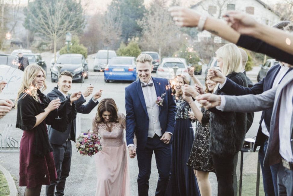Kleidung,Hose,Hochzeitskleid,Auto,Kleid,Lächeln,Rad,Pflanze,Braut,Reifen,