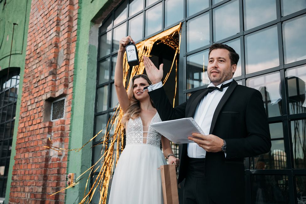 Lächeln,Braut,Hochzeitskleid,Fenster,Kleid,Brautkleider,Glücklich,Gebäude,Krawatte,Kleid,
