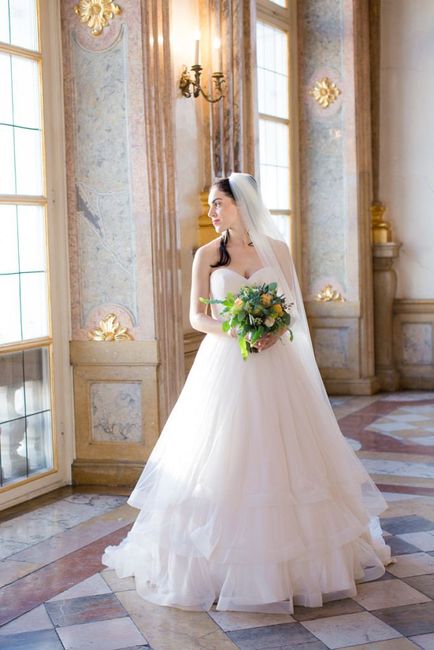 Blume,Hochzeitskleid,Oberbekleidung,Braut,Kleid,Pflanze,Tür,Brautkleidung,Kleid,Ärmel,