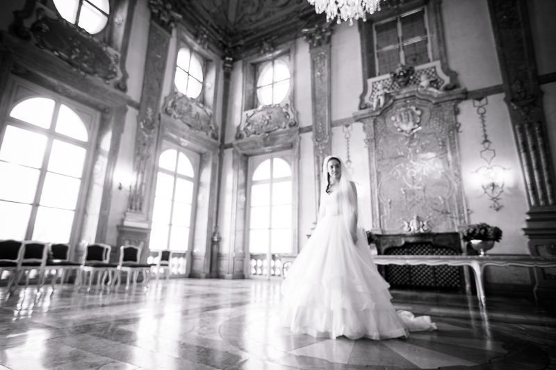 Kleidung,Hochzeitskleid,Braut,Fenster,Schwarz,Brautschleier,Brautkleidung,Kleid,Flash-Fotografie,Gebäude,