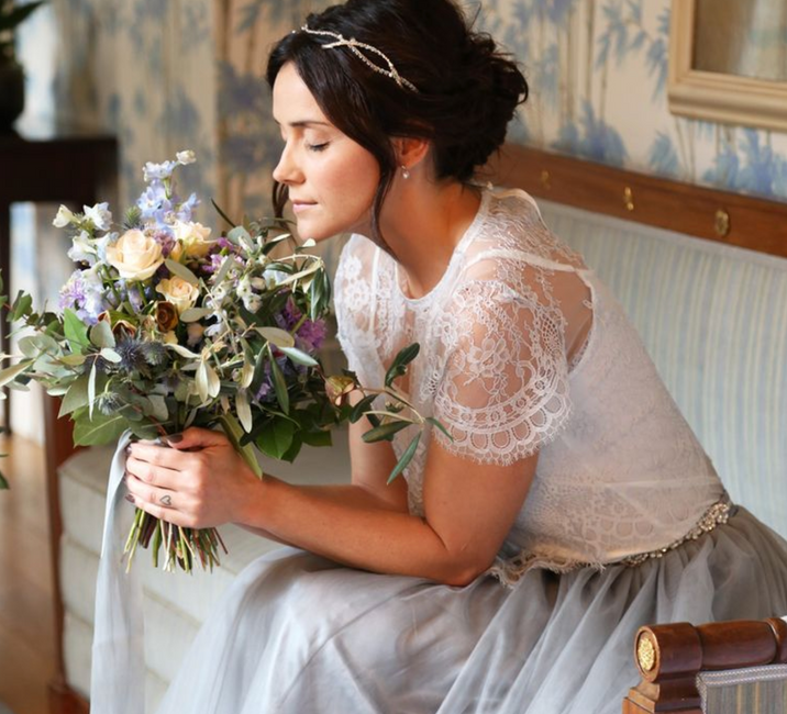 Styling blaue Braut Haar,Blume,Frisur,Hochzeitskleid,Schulter,Braut,Pflanze,Kleid,Brautkleidung,Brautschleier,