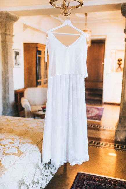Einteiliges Kleidungsstück,Weiß,Kleid,Hals,Ärmel,Taille,Kleiderbügel,Innenausstattung,Boden,Tageskleid,