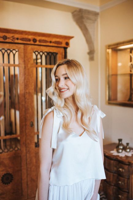 Haare,Lächeln,Weiß,Schrank,Ärmel,Textil,Blitzlichtfotografie,Taille,Glücklich,Tür,
