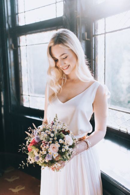 Kleidung,Blume,Haut,Lächeln,Hochzeitskleid,Frisur,Braut,Schulter,Pflanze,Brautkleidung,