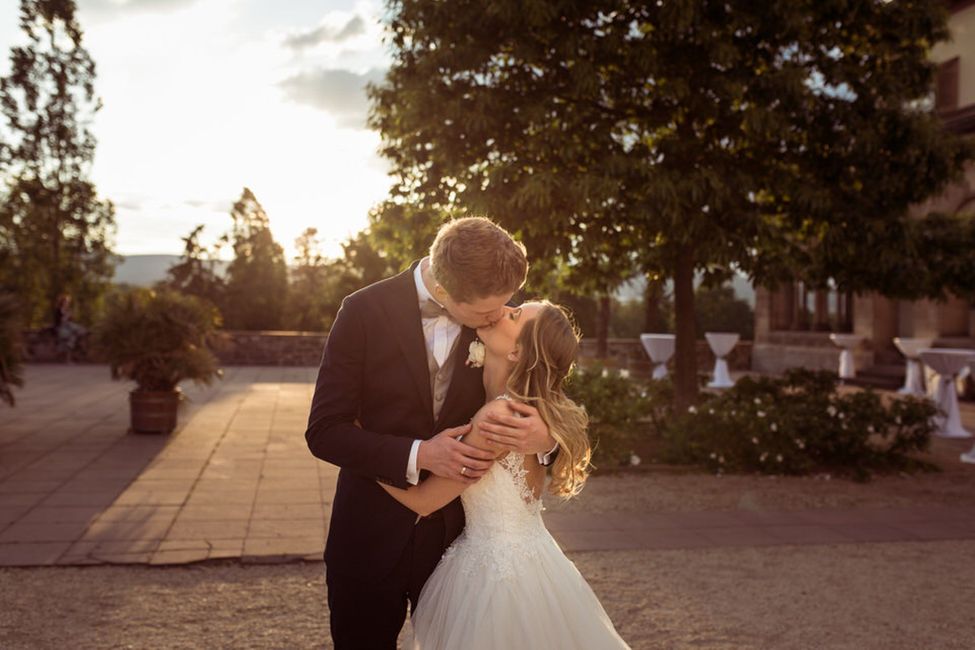 Hochzeitskleid, Pflanze, Fotografie, Gesichtsausdruck, Braut, Himmel, Menschen in der Natur, Blitzlichtfotografie, Brautkleidung, Glücklich,