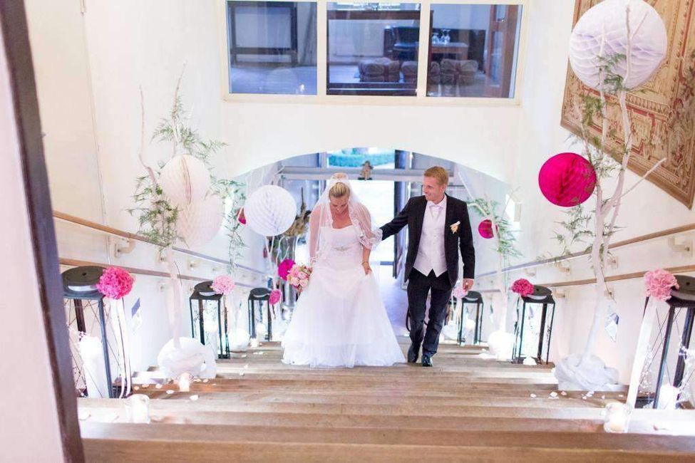 Brautpaar auf Treppe mit selber gebastelten Pompoms