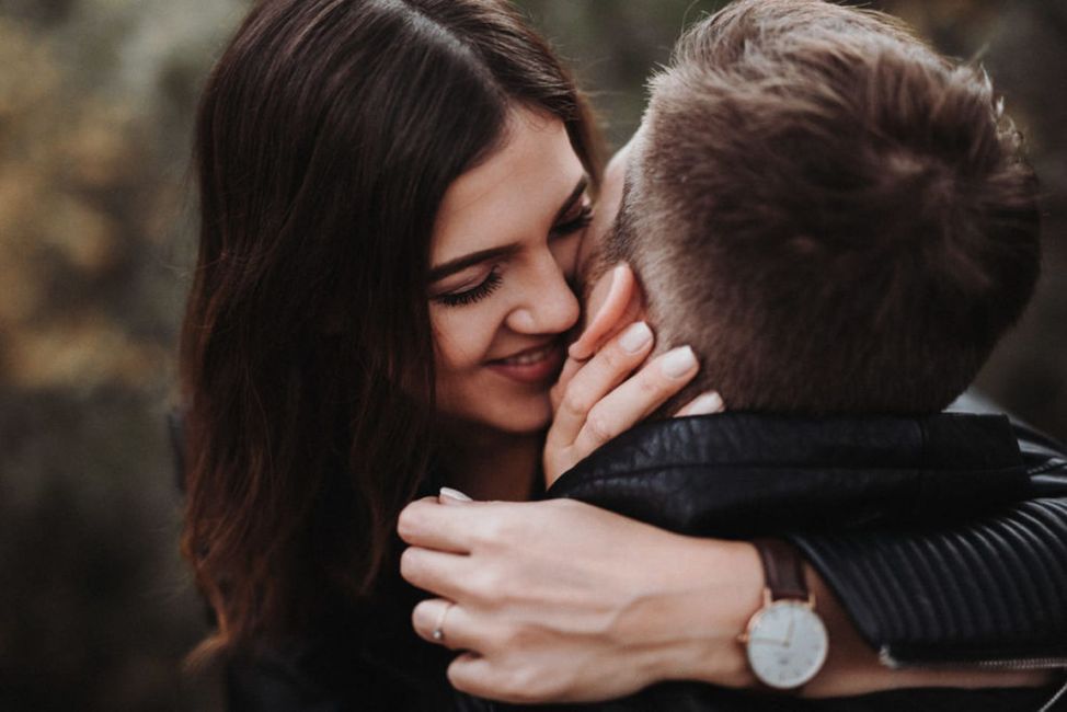 Uhr,Lächeln,Lippen,Hand,Frisur,Kleid,Blitzlichtfotografie,Menschen in der Natur,Glücklich,Geste,