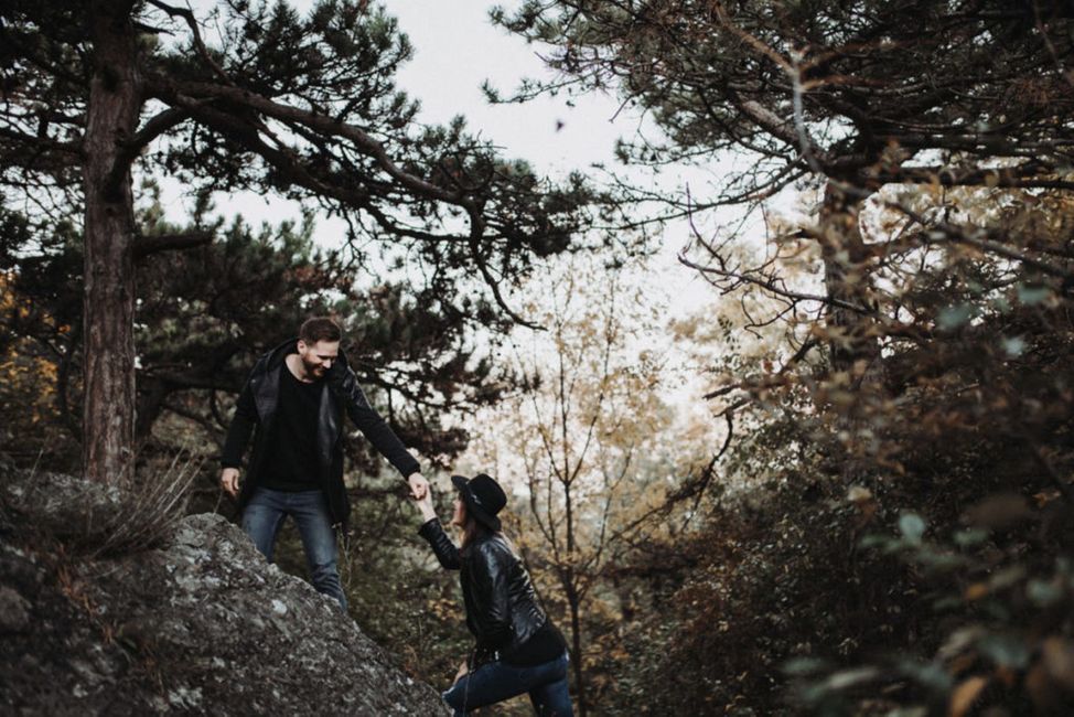 Jeans,Himmel,Menschen in der Natur,Pflanze,Baum,Holz,Baumstamm,Freizeit,Glücklich,Farbtöne und Schattierungen,