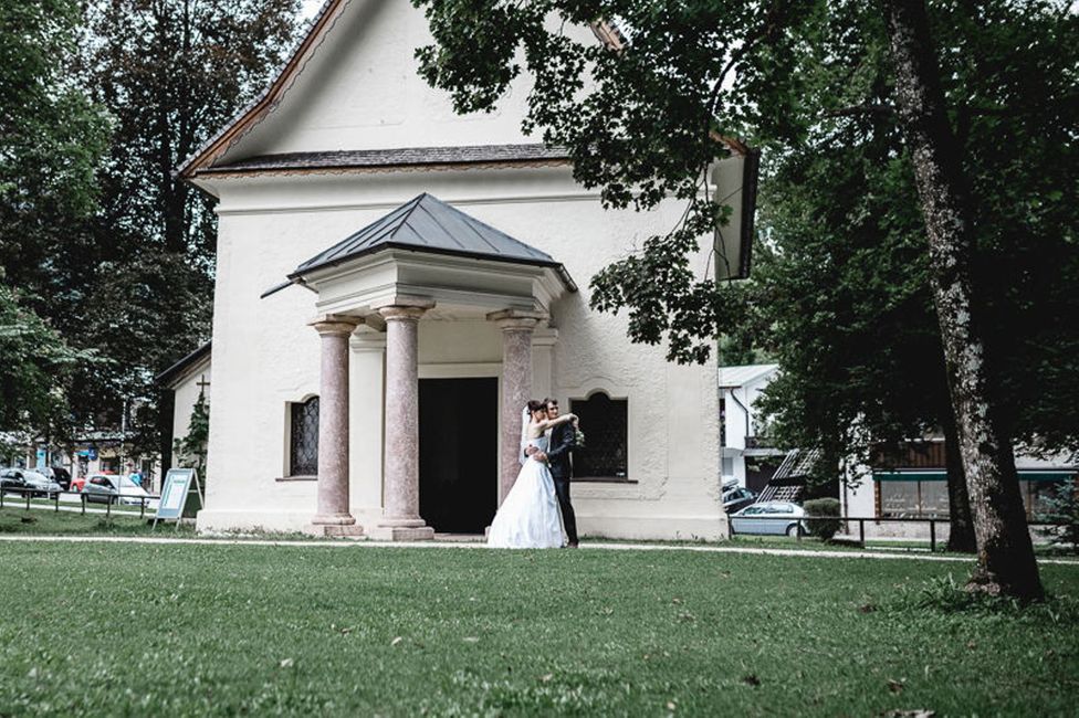 Hochzeitskleid, Pflanze, Baum, Braut, Kleid, Gebäude, Gras, Brautkleid, Tür, Rasen,